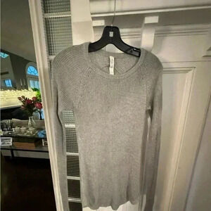 Lululemon women gray knit sweater thumb holes curved hem size 6 perfect!